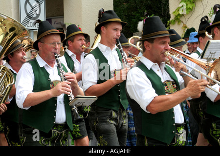 Gruppe von Musikern in ihrer traditionellen Tracht Bad Tölz Bayern Deutschland Stockfoto