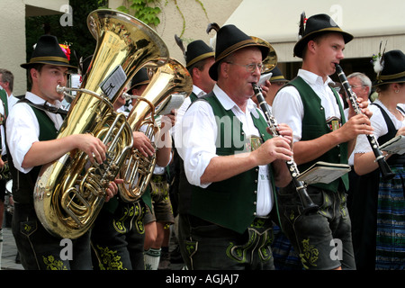 Gruppe von Musikern in ihrer traditionellen Tracht Bad Tölz Bayern Deutschland Stockfoto