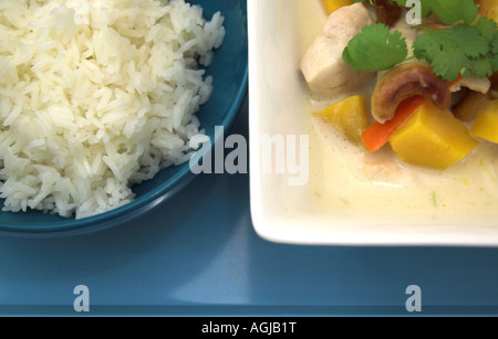 Thai-Stil-Hühnchen-Curry mit Kürbis und Reis Stockfoto