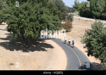 Fahrradfahrer auf Trail am American River Parkway in Sacramento, Kalifornien, USA Stockfoto