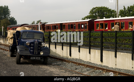 Eine geladene LKW am Bahnhof Bodiam, Kent Stockfoto