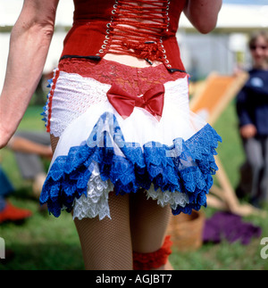 Ansicht der Rückseite des Zirkus Frau Interpret das Tragen der roten, weißen und blauen Kostüm Kostüm mit geschnürten mieder in Großbritannien KATHY DEWITT Stockfoto