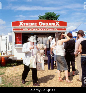 Menschen, die Schlange für Bio Snacks an Xtreme Organix Shortlist für das Jahr 2007 UK Food and Farming Awards Stockfoto