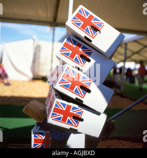 Union Jack Flaglabel auf instabilen prekär gestapelten Supermarkt frische Lebensmittel Verpackungskästen rund um Großbritannien UK KATHY DEWITT stürzen Stockfoto