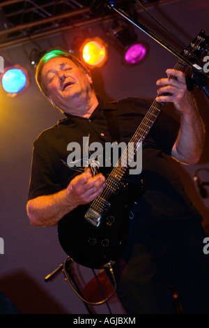 SAM ANDREW spielt Gitarre mit BIG BROTHER und THE HOLDING COMPANY SUMMER OF LOVE FESTIVAL MONTEREY POP FESTIVAL 2007 Stockfoto