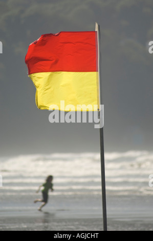 Rote und gelbe Banner markieren sicheren Badebereich von Rettungsschwimmern Poppit Sands Pembrokeshire West Wales patrouilliert Stockfoto