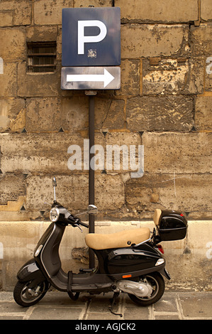 Moped in einer Paris Straße Stockfoto