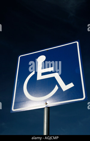 Typische Behinderte Parken in eine vertikale Ansicht vor einem tiefblauen Himmel singen Stockfoto