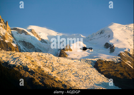 Mont Blanc und der Bossons-Gletscher, einer der steilsten Gletscher der Welt, die aufgrund der globalen Erwärmung schnell Rückzug ist Stockfoto