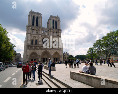 Viele Touristen vor der berühmten Kathedrale Notre Dame in Paris Frankreich Stockfoto