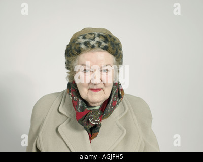 Ältere Frau in Winterkleidung Stockfoto