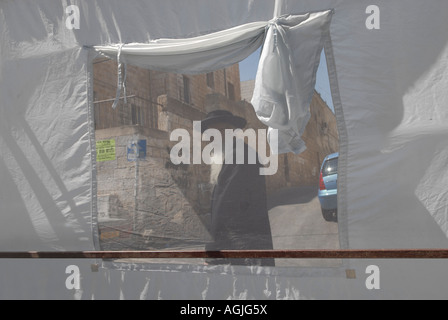 Orthodoxer jude kommt während des Sukkot-Laubhüttenfestes im Viertel Mea Shearim in Westjerusalem an einem traditionellen Stand vorbei Stockfoto