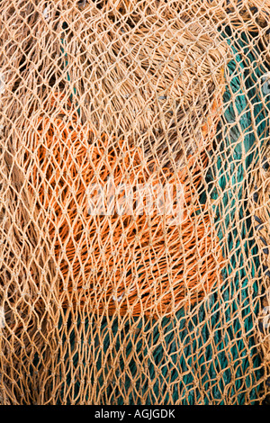 Fischernetze gebündelt auf der Hafenmauer in Newlyn Cornwall Stockfoto