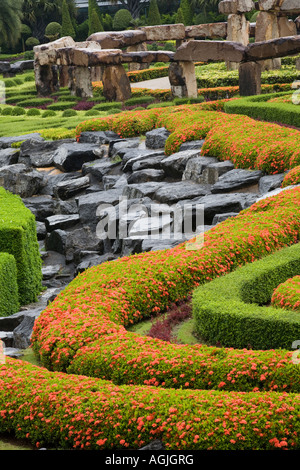 Die französische Zierpflanzen formale Formschnitt Garten oder NongNooch Suan Nong Nooch Tropical Botanical Garden Resort, Chon Buri, Pattaya, Thailand, Asien Stockfoto