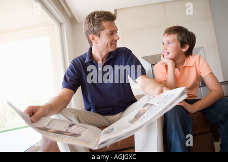 Sohn und Vater mit Zeitung Stockfoto