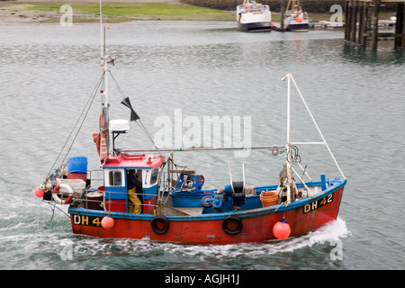 Kleines Fischerboot verlassen Newlyn Harbour in Cornwall