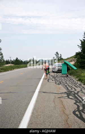 Das junge Paar läuft auf der Straße in Michigan USA USA, USA, USA, vertikale Hochauflösung Stockfoto