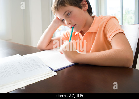 Junge mit Hausaufgaben langweilig Stockfoto