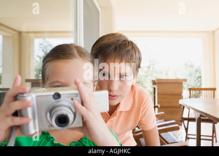 Bruder und Schwester mit Digitalkamera Stockfoto