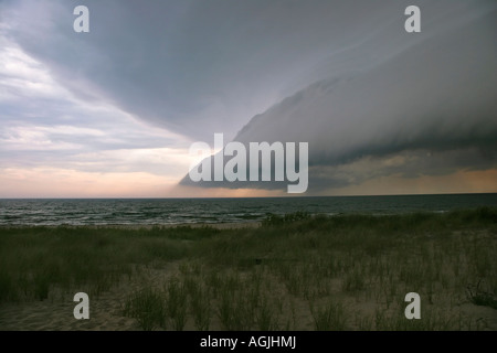 Wunderschöne Landschaft außerhalb des Horizonts Himmel stürmische Wolken über der Wolkenlandschaft Wasser im Lake Michigan USA Niemand Natur Niemand Niemand Niemand Niemand Niemand Niedrig Winkel von unten Hi-res Stockfoto