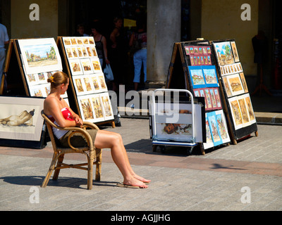 Kunst und Drucke Verkäufer auf der Plaza auf dem Hauptplatz von Krakau außerhalb Sukiennice (Tuch Tuchmacher Hall) Marktplatz. Stockfoto