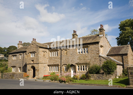 Altes Haus mit Stein Maßwerk in unberührten, malerischen Dorf im "Wald von Bowland" AONB Downham Lancashire England UK Stockfoto