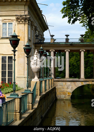 Royal "Palast auf dem Wasser" bei Zamek Na Wodzie Lazienki oder des Königs Bäder Park in Warschau, Polen. Stockfoto