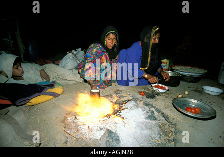 Sinai Um Rabbia Tochter bereitet das Abendessen Stockfoto