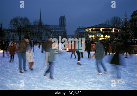 Paris-Eislaufen vor Hotel de Ville Stockfoto