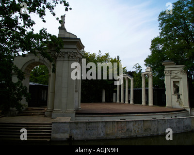 Altes Theater auf dem Wasser im Royal "Palast auf dem Wasser" bei Zamek Na Wodzie Lazienki oder des Königs Bäder Park in Warschau, Polen Stockfoto