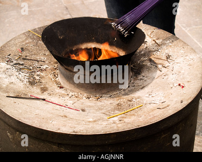 Räucherstäbchen Sie angezündet in einem offenen Feuer Stockfoto