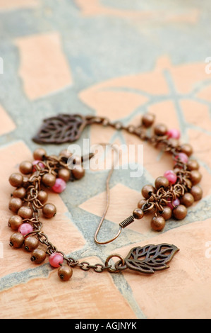 Grapevine Form Ohrringe aus Antik Kupfer und legte auf einem Mosaik aus Keramik. Stockfoto