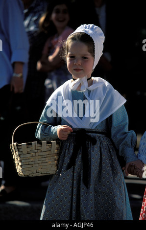 Arles Mädchen gekleidet in traditionellen Kostümen für die Fete des Gardians festival Stockfoto