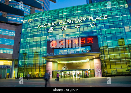 Peking, CHINA, Außenansicht 'Pacific Century Place Shopping Center' Gehsteig vor der Tür beleuchtet bei Nacht, globale Wirtschaft, BEIJING Einkaufsviertel Stockfoto