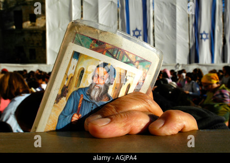 Jüdischen Verehrer, die Abhaltung von religiösen Talisman während Gebet an der Klagemauer Jerusalem Israel Stockfoto