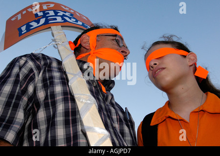 Israelischen rechten Flügel Anhänger mit orange Bänder als Symbol für den Kampf gegen die Räumung von jüdischen Siedlungen in Gush Katif Gaza-Streifen Stockfoto