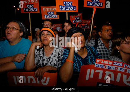 Israelischen rechten Flügel Anhänger protestieren die israelischen Plan zur Evakuierung von jüdischer Siedlungen aus Gaza-Streifen in Tel Aviv, Israel Stockfoto