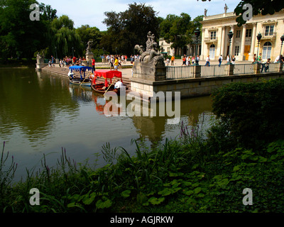 Gondeln auf dem Wasser im Royal "Palast auf dem Wasser" bei Zamek Na Wodzie Lazienki oder des Königs Bäder Park in Warschau, Polen. Stockfoto