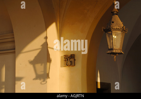 Der Schatten einer Laterne auf dem Tuch Hall Sukiennice von Krakaus Hauptmarkt Stockfoto