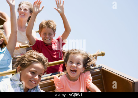 Kinder auf einer Achterbahn Stockfoto