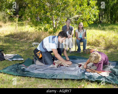 Familie Zelt aufstellen Stockfoto