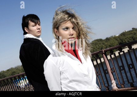 Junger Mann drehen um einen Blick auf attraktive Frau allein zu Fuß über die Brücke romantisch zu zweit gerne treffen Stockfoto