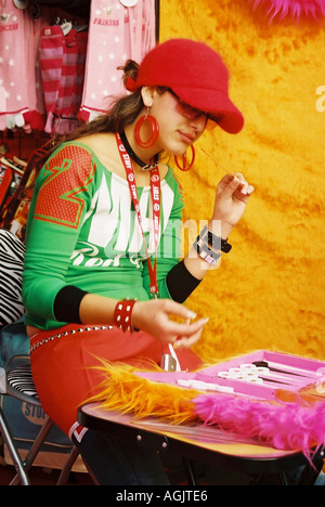 Eine junge Frau, gekleidet in sehr bunte Kleidung spielen backgammon Stockfoto
