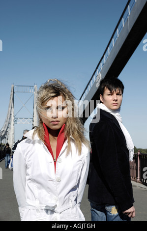 Junger Mann drehen um einen Blick auf attraktive Frau allein zu Fuß über die Brücke romantisch zu zweit gerne treffen Stockfoto