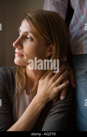 Frau mit Hand auf die Schulter des Mannes Stockfoto