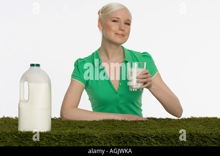 Junge Frau mit einem Glas Milch Stockfoto