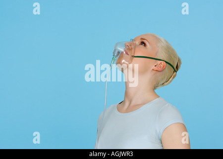 Junge Frau trägt eine Sauerstoffmaske Stockfoto