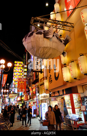 Zubora-ya: ein Fugu-Restaurant mit einer riesigen Kugelfisch Laterne hängen vor der Tür Dotondori Osaka Japan Stockfoto