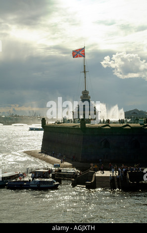 Die Peter- und Paul Fortress auf dem Fluss Neva St Petersburg Russland die Naryschkin Bollwerk mit Flagge Stockfoto