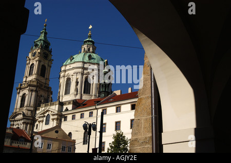 St.-Nikolaus-Kirche durch Torbogen am Malostranske Nam Prag Tschechische Republik Stockfoto